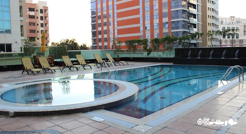 استخر روباز هتل آپارتمان دونز اود متا