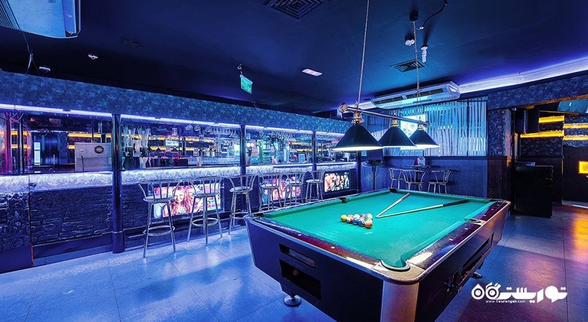 میز بیلیارد موجود در بار هتل