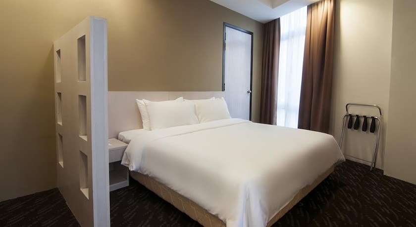 نمای تخت بزرگ اتاق اگزکیوتیو