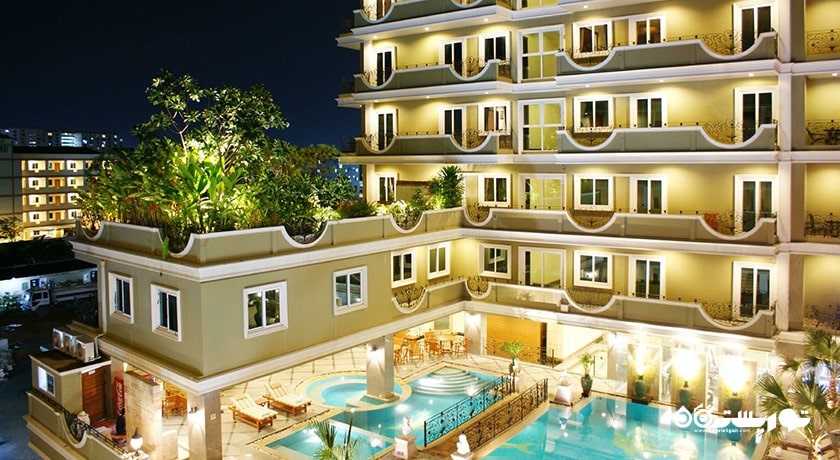 نمای استخر روباز و ساختمان هتل