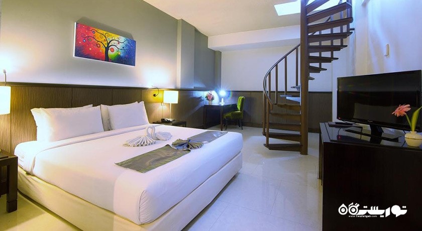 نمای تخت بزرگ اتاق با دسترسی به استخر