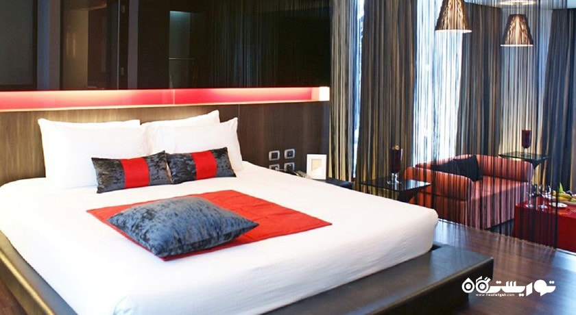 تخت بزرگ اتاق با دسترسی به استخر