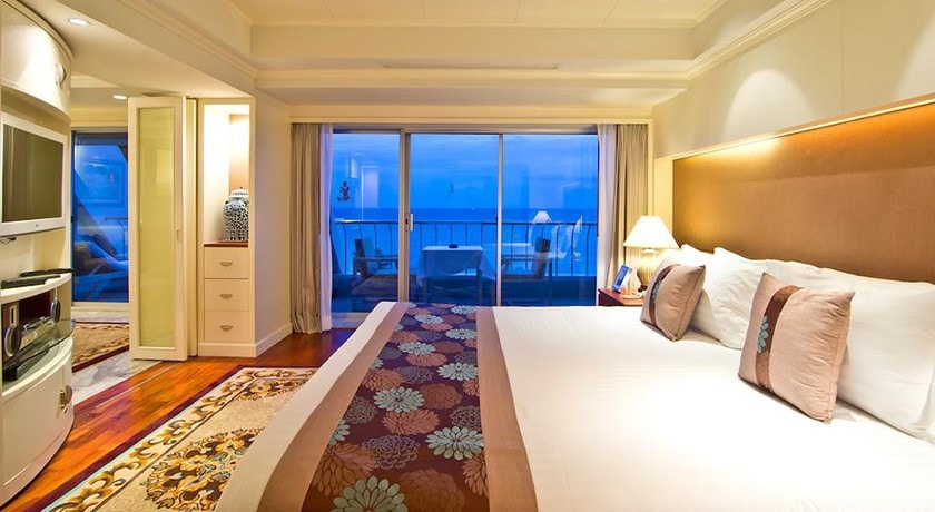 نمای تخت بزرگ سوئیت یک خوابه