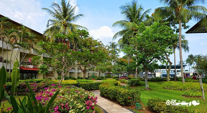 فضای سبز هتل هالیدی ویلا بیچ ریزورت اند اسپا
