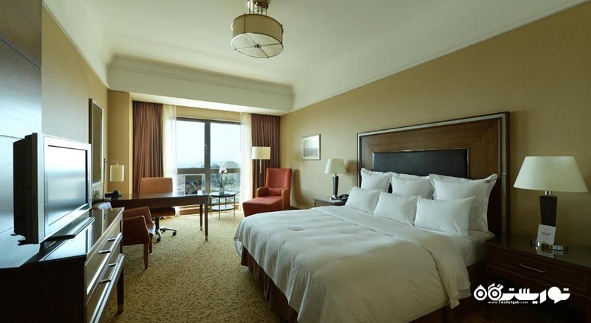 نمای تخت بزرگ اتاق اگزکیوتیو