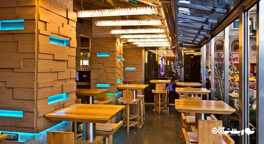 نمایی از رستوران و بار جانکشن