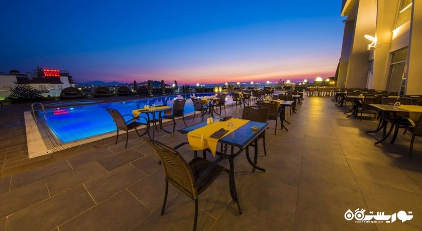 نمای یلکن گریل بار کنار استخر