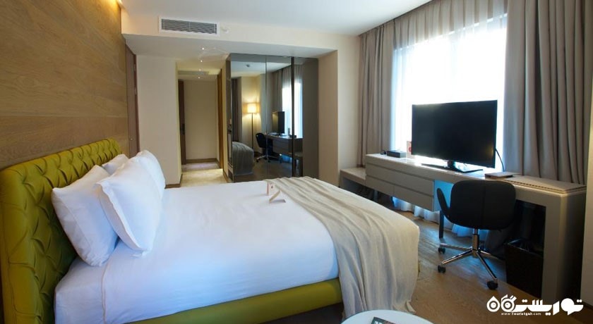 تخت بزرگ اتاق اگزکیوتیو