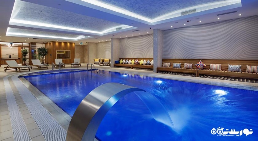 استخر سرپوشیده هتل دبل تری بای هیلتون توزلا