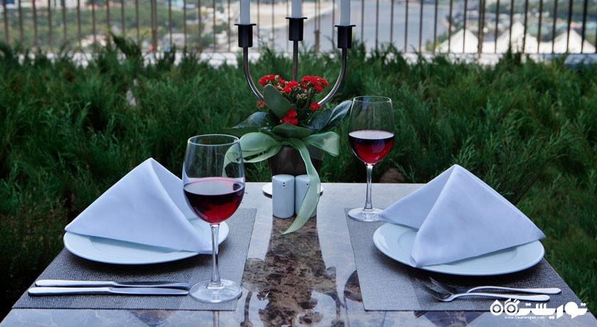 محوطه فضای باز رستوران هتل