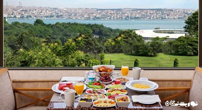 میز صبحانه با چشم اندازی زیبا