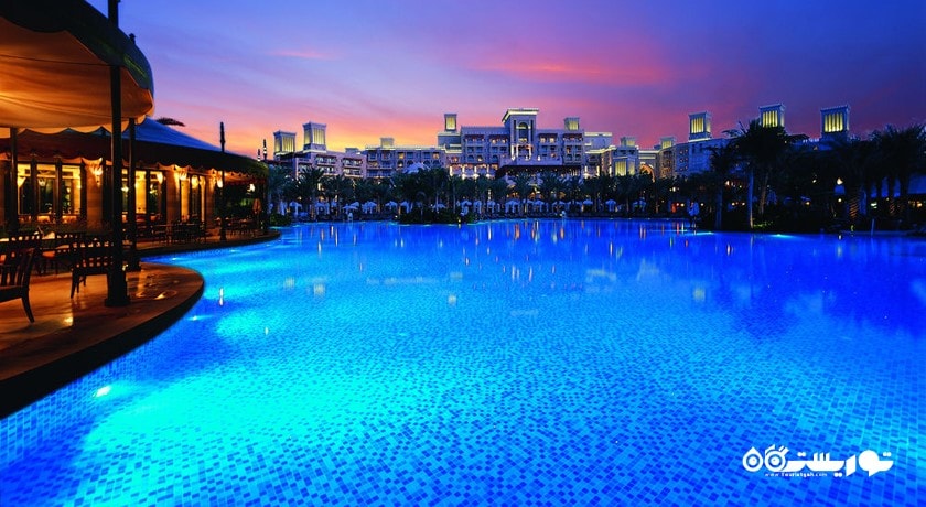 نمای کلی استخر روباز ویلاها