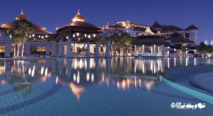 نمای استخر روباز هتل در شب