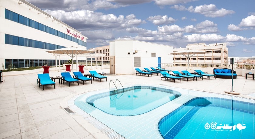 نمایی از استخر روباز هتل