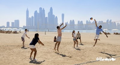 بازی والیبال در ساحل اختصاصی هتل