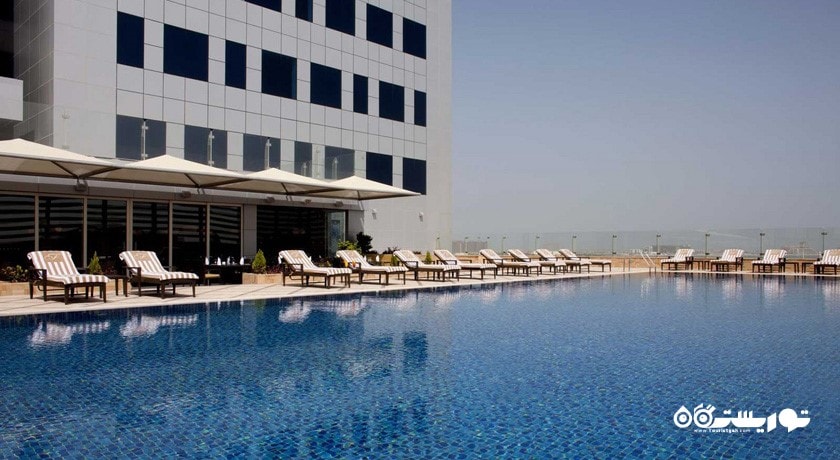 نمای استخر روباز و ساختمان هتل