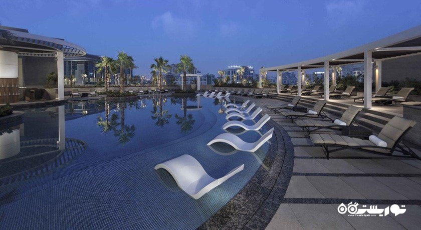 نمای استخر روباز هتل