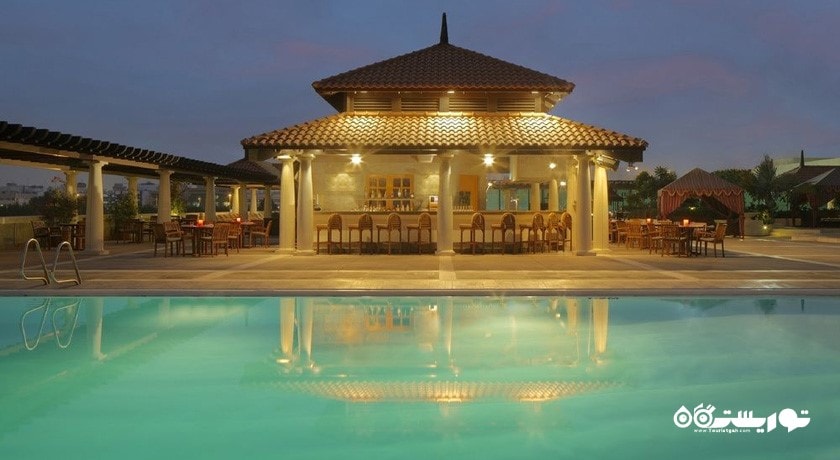 نمای استخر روباز و بار الیمپوس