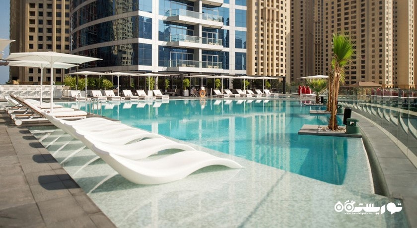 نمایی از استخر روباز هتل