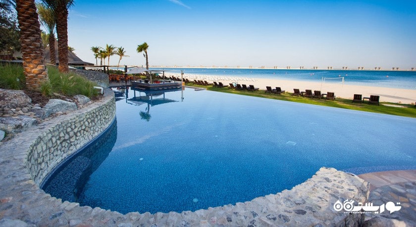 نمای کلی از استخر روباز هتل