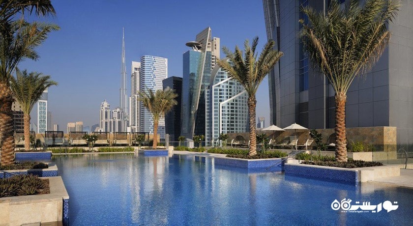 نمای استخر روباز و ساختمان هتل