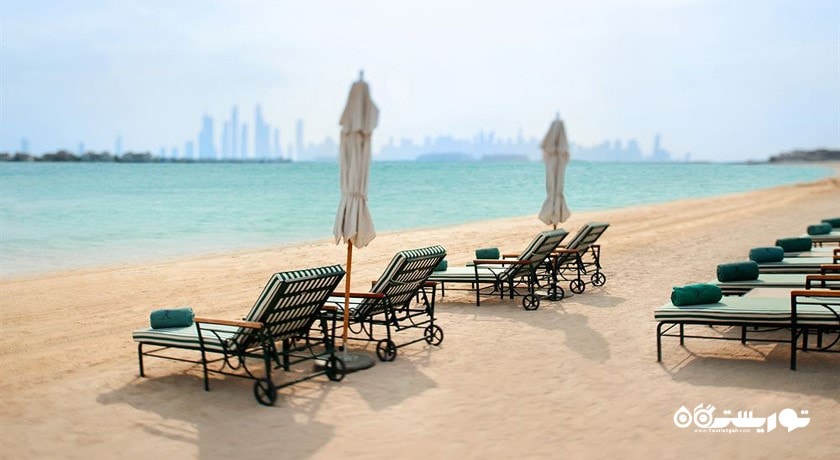 تخت های حمام آفتاب در ساحل هتل