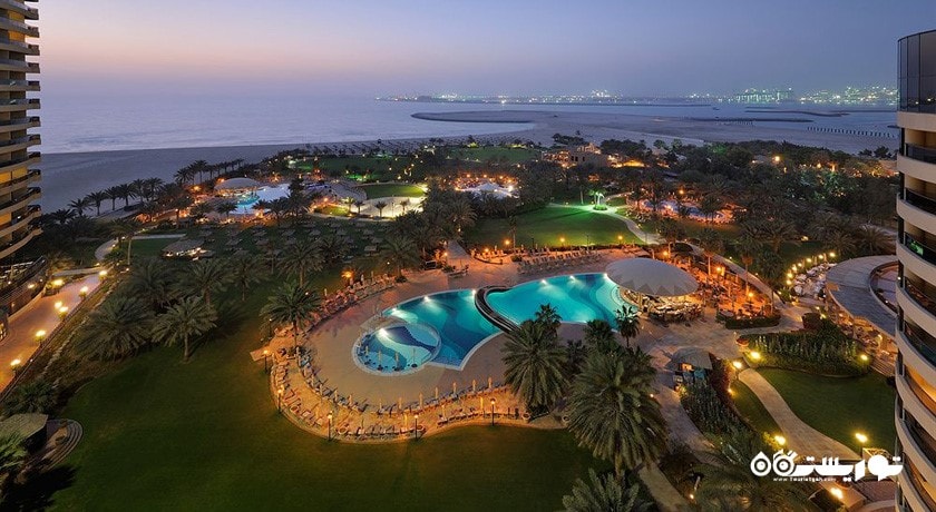 دورنمای زیبای استخر روباز هتل