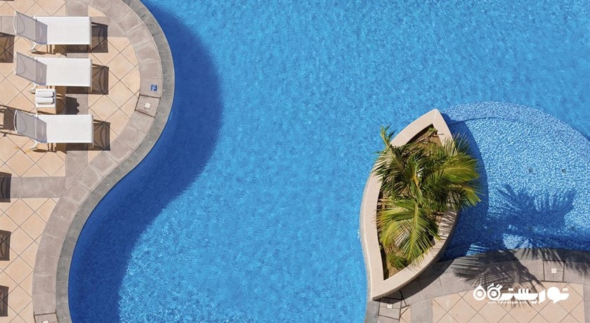نمایی جالب از استخر روباز هتل