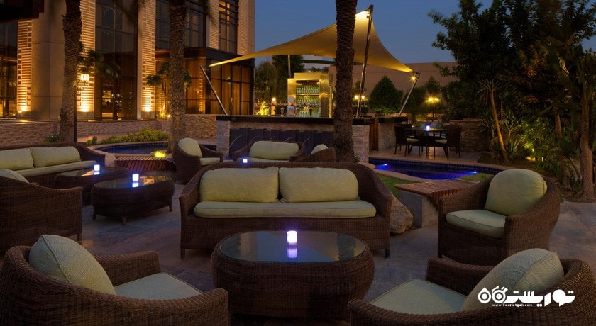 محوطه فضای باز بار ور هاوس