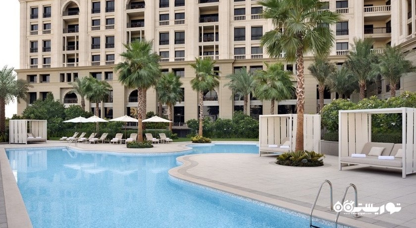 نمای استخر روباز و ساختمان هتل