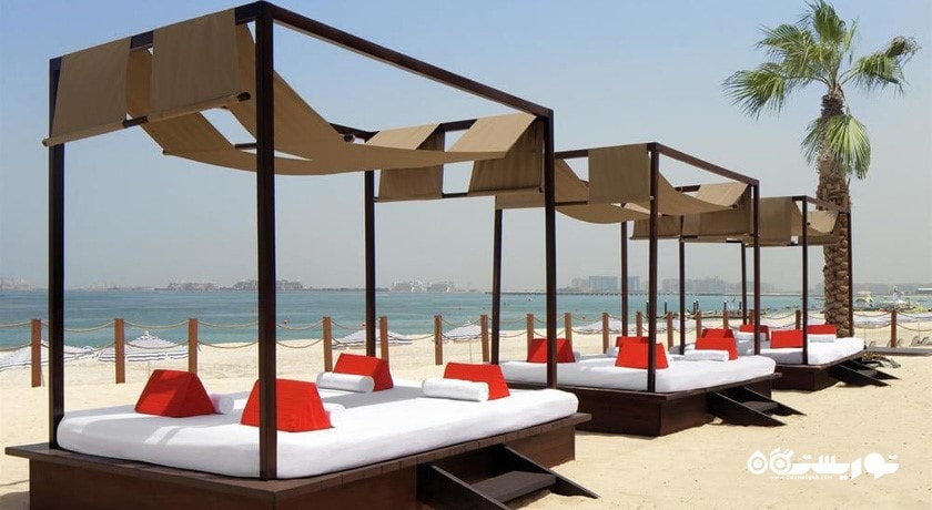 تخت های استراحت در ساحل هتل