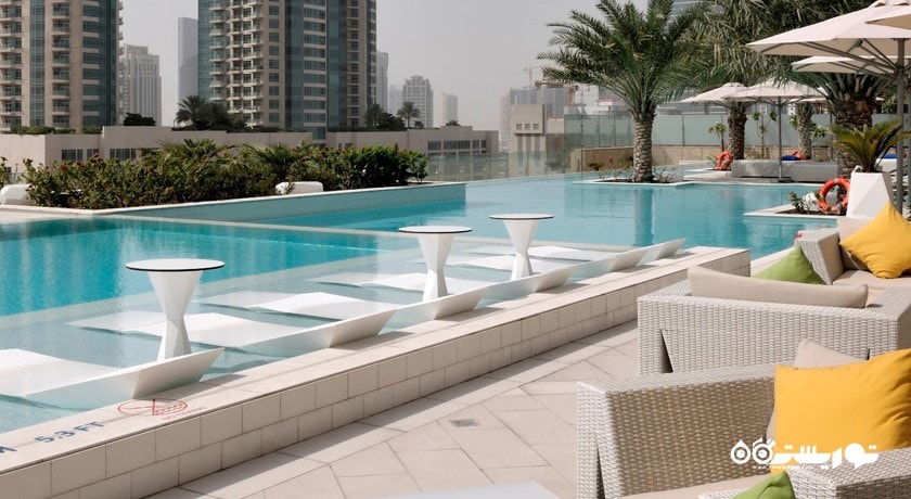 نمای کلی از استخر روباز هتل