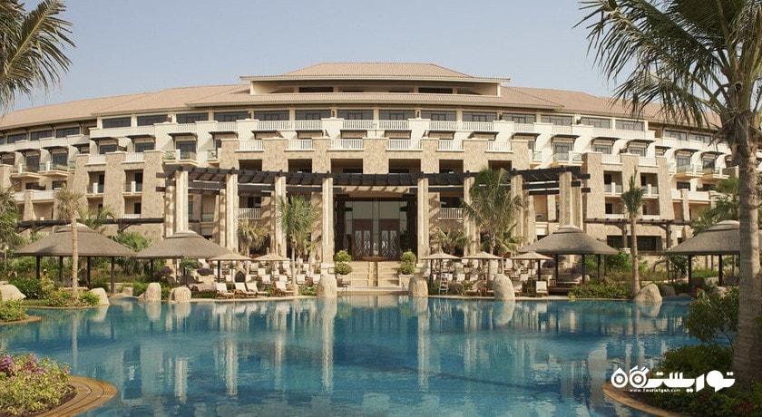 نمای استخر روباز و ساختمان هتل