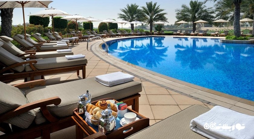 تخت های استراحت کنار استخر روباز