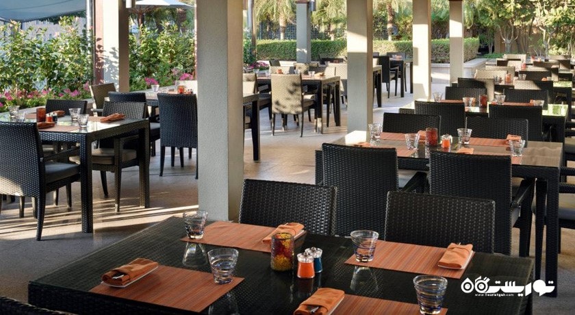 محوطه فضای باز رستوران کبانا
