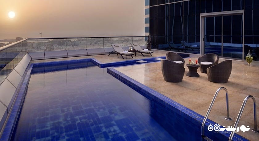 چشم انداز زیبای استخر روباز هتل