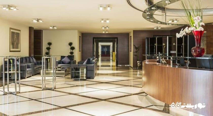 میز پذیرش هتل دِ وستین دبی مینا سیاهی