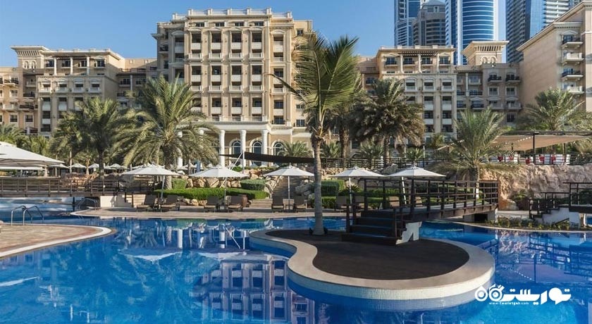 نمای استخر روباز و ساختمان هتل
