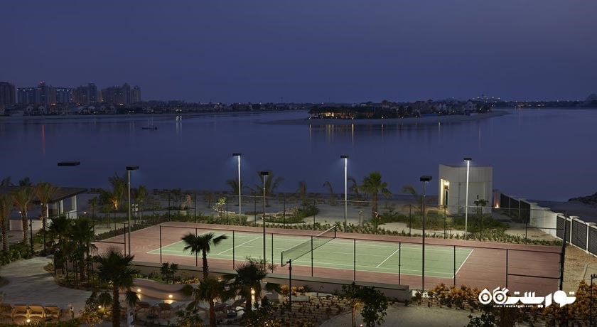 نمای کلی از زمین تنیس اختصاصی هتل