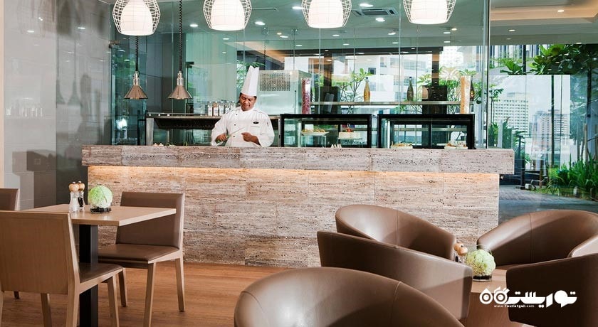 نمایی از کافه کنار استخر آن د فیفت