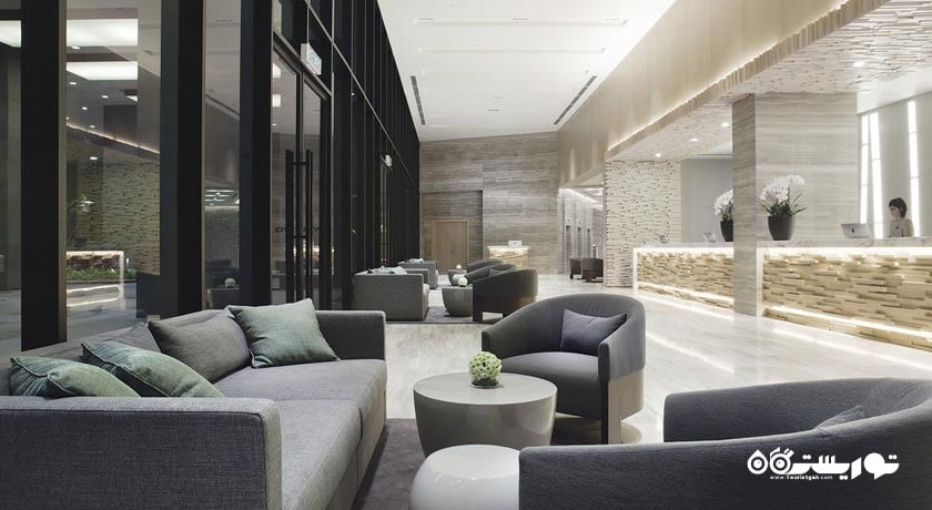 میز پذیرش و محوطه نشیمن لابی