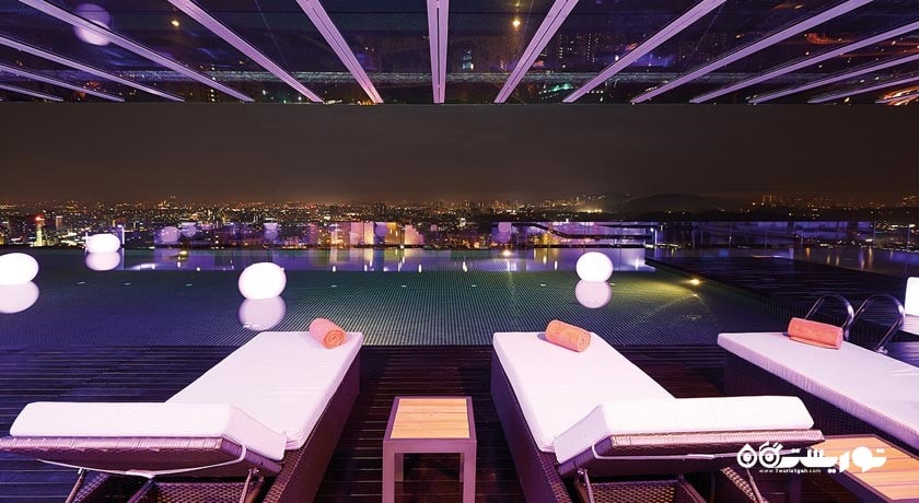 تخت های کنار استخر روباز هتل