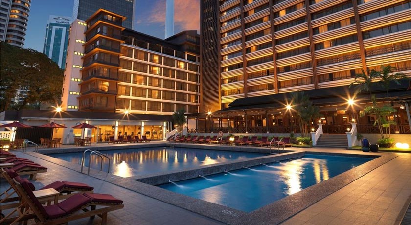 نمای شب از استخر روباز هتل