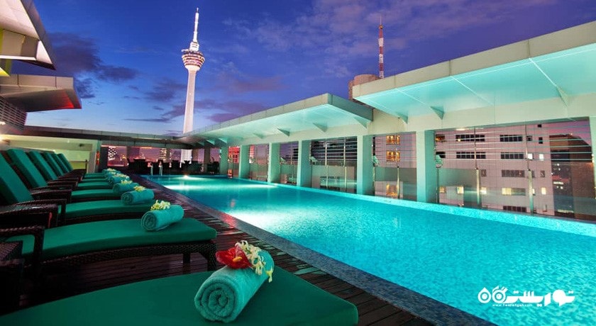 تخت های استراحت کنار استخر روباز