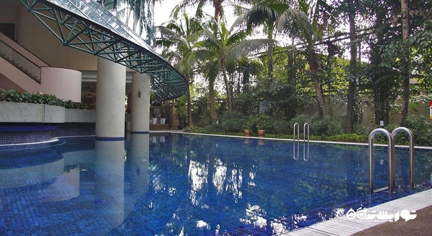 نمایی از استخر روباز هتل