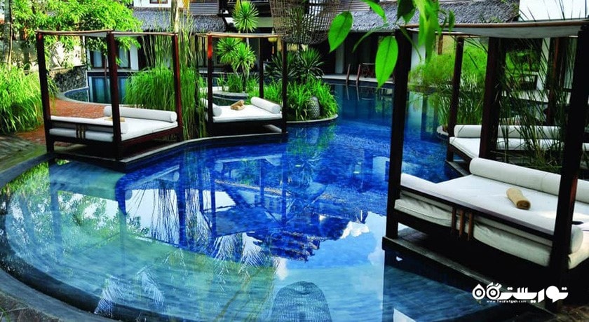 تخت های استراحت کنار استخر روباز