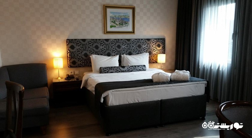 تخت بزرگ اتاق دلوکس