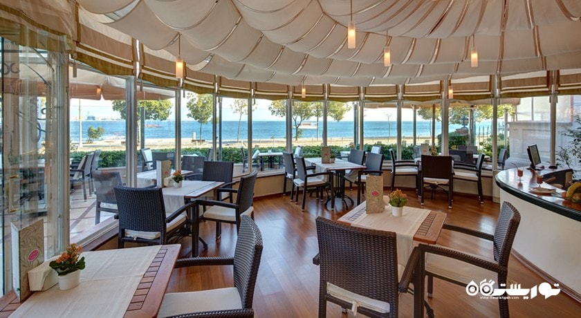 کافه مارمارا با چشم انداز دریا