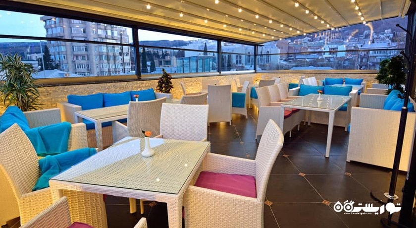محوطه نشیمن تراس بار تیفانی