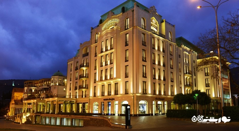 نمای شب هتل امبسدوری تفلیس